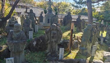 Why is this monk statue peeling his face at Arashiyama Arhat 嵐山羅漢?