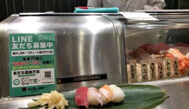 Quick sushi bar at Shinagawa Station, where many people transfer in Japan.