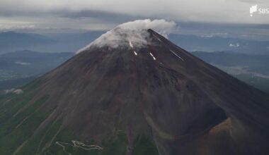 Shizuoka Prefectural Police rescue woman who was unable to move due to hypothermia while descending Mount Fuji's Osunabashiri after becoming separated from her friend who she met on social media