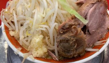 Overflowing ramen. Jiro-style ramen! Ramen Taro in Gotanda