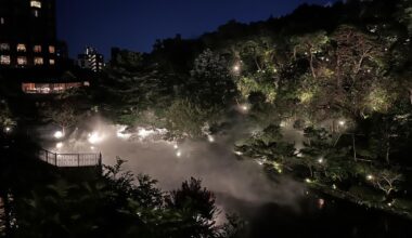 The nighttime courtyard at Tokyo's Chinzanso is filled with a sea of clouds, creating a truly fantastical scene.