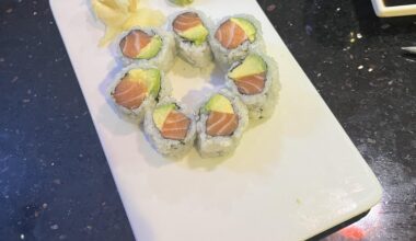 7-cut salmon avocado roll