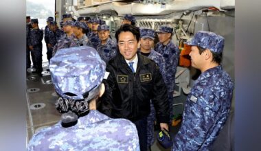 Defense Minister Koizumi visited Yokosuka Air Base and expresses interest in overseas sale of defense equipment