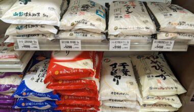Rice sellers sigh: "This year's harvested rice is too expensive to sell." Supermarkets are left with mountains of stock, yet they can't cut price