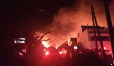 Large-scale fire in Saganoseki, Oita City (Kyushu), likely developing into a forest fire. More than 20 buildings burned, with no end in sight. Residents are being urged to evacuate.