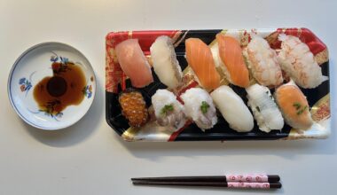 japanese supermarket sushi (889 yen / 5.75 usd)