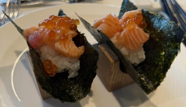 Salmon hand roll