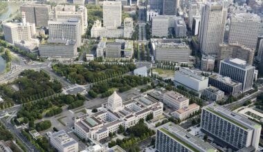 The LDP, Japan Restoration Party, and Komeito have begun deliberations on a plan to make school lunches free for elementary schools, aiming to start in April 2026