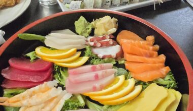 What fish is the white meat(left of the Wasabi) ?