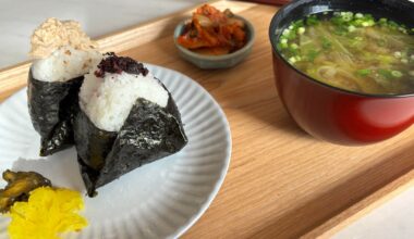 Made some onigiri (umeboshi & tuna mayo) for lunch earlier