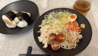[homemade] Cold chicken salad bowl with onigiri