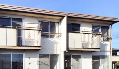 The growing problem of delinquent homes and condos in Tokyo: despite all the talk of rising prices, 13.8% are vacant. This is largely due to owners dying, and heirs arguing over what to do with them while property taxes and condo fees go unpaid.