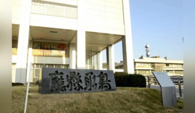 Tottori Prefectural Board of Education reprimands male employee for taking dating app photos at work, revealing name of scholarship recipient in the photo