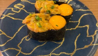 A day trip by train from Tokyo’s Shinagawa Station. Enjoy local fish at a casual conveyor-belt sushi restaurant.