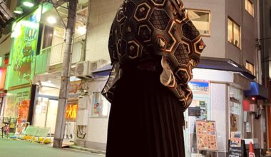 Between tradition and neon.