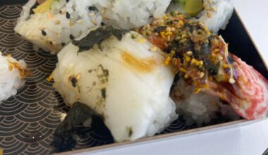 Hey hey, could someone please tell me what this white part of my nigiri was?