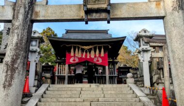 This is the ultimate destination—the Innermost Sanctuary—at the summit (Ichi-no-mine) of Mt. Inari, the sacred peak associated with Fushimi Inari Taisha🦊, known globally for its thousands of Torii⛩️ gates.