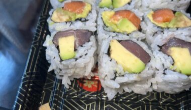Does this Tuna avocado roll look greyish?