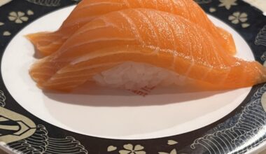 salmon nigiri