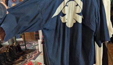 What is the "roof" above kanji that you often see in large single-character prints? (images in post)