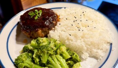 Hambagu (ハンバーグ) for last night’s dinner with white rice and broccoli!