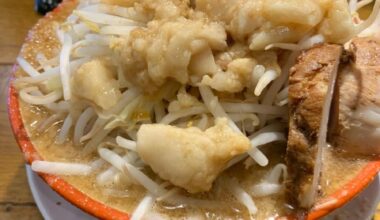 Jiro-style ramen is a favorite of Japanese people. In other words, junk-addicted ramen. Ramen Bari-O Daimon Branch. It’s so packed, where do I even start eating?