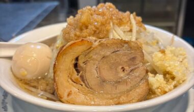 A relatively light Jiro-style ramen in Ueno. However, while light, the noodle portion is Jiro-style.”FUJIN NO BUTA”