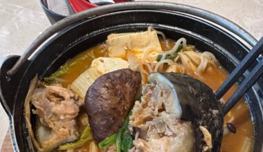 I ordered spicy salmon head nabe again.