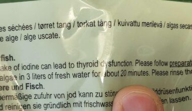 Soaking dried wakame before putting it in miso soup