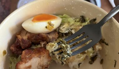 What is this green mix? Definitely tastes like seaweed and has sesame seeds. Has a nice umami flavour. I want to make it.