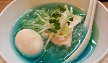When you come to Tokyo, you absolutely must try the blue ramen. “Kistuhousi.”