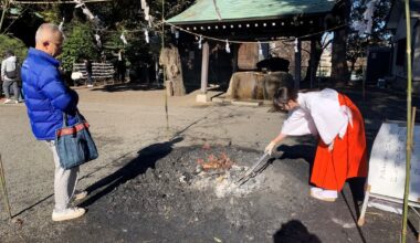 A quiet New Year custom at a small neighborhood shrine in Japan