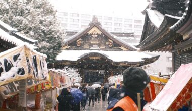Rare snow day in Tokyo — and it happens to be Election Day 🗳️❄️