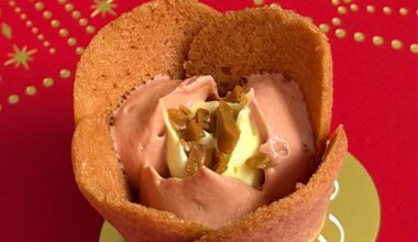 A good friend just gave me this beautiful box of cookies from her holiday - Tokyo Tulip Rose. So delicate and exquisite.