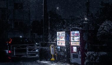 静かな夜に、白い雪.