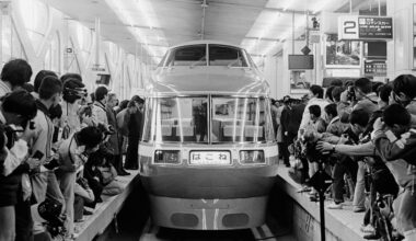 Crowds lined up at Shinjuku Station, Tokyo to see the new Odakyu Electric Railway 7000 series EMU enter service. (1980) [2592 × 1800]