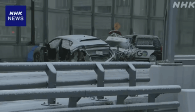 Multiple-vehicle accident at Tsukiji Bridge in Tokyo: Snow may have contributed to the incident; man flees after crashing into police car