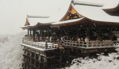 Snow blankets Kiyomizu-dera, Kyoto