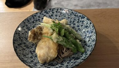 夕飯は作りましたよ鶏天おろし蕎麦 舞茸天が最高ですね〜鶏ちゃんは脇役