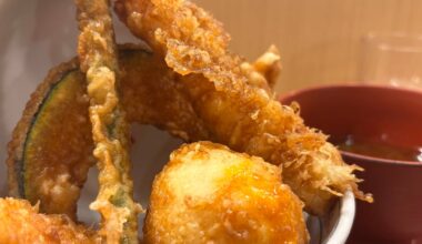 Towering Tempura! 🍤🔥 Just had this epic Tendon (Tempura Rice Bowl) at 'Ebinoya' in Minamimorimachi, Osaka. Look at those prawns standing tall! Each piece was perfectly crispy and drizzled with the most delicious sweet savory sauce. A must-visit if you’re in the area!