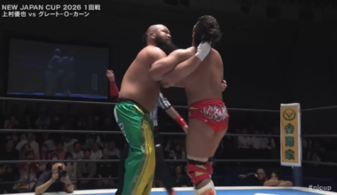 Yuya Uemura traps O-Khan’s arms, lands a few headbutts, then sends him overhead!