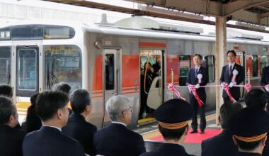 Mt. Fuji viewing train for inbound tourists starts operation between Mishima and Fujinomiya stations in Shizuoka Prefecture. The tour also includes a visit by bus to a major shrine at the foot of Mt. Fuji, as well as wasabi fields and waterfalls.