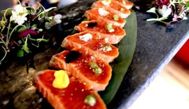 Salmon tataki, gourmet presentation on a leaf! 😋