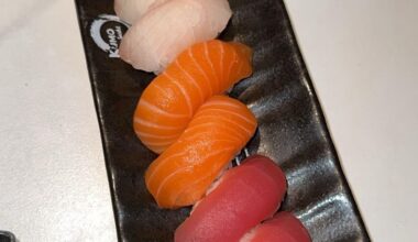 I ordered 5 different kinds of Nigiri, and they brought it out all on one dish 🤩