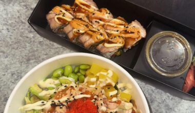Poke bowl + the Crouching tiger roll (seared salmon shrimp tempura) 🍤