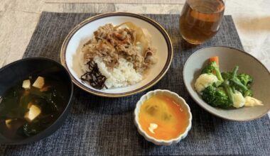 [homemade] Balanced Japanese dinner bowl with miso soup and steamed veggies