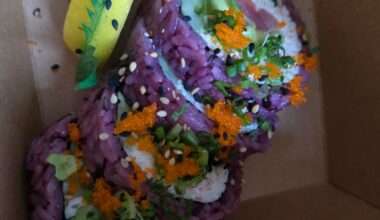 Purple rice sushi rolls are so delicious! 😋