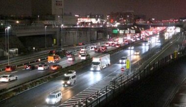 On the first day of the three-day weekend, northbound traffic jams occurred in the afternoon, with a 28km jam near Kawagoe IC on the Kan-Etsu Expressway and a 24km jam near Iwatsuki IC on the Tohoku Expressway. Over 30km jams are predicted for the 22nd.
