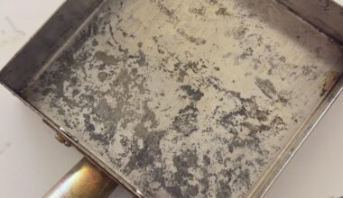 Copper tamagoyaki (rolled egg) pan has strange dark spots on the bottom, can they be removed?