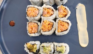 Home made spicy salmon and spicy avocado rolls😁